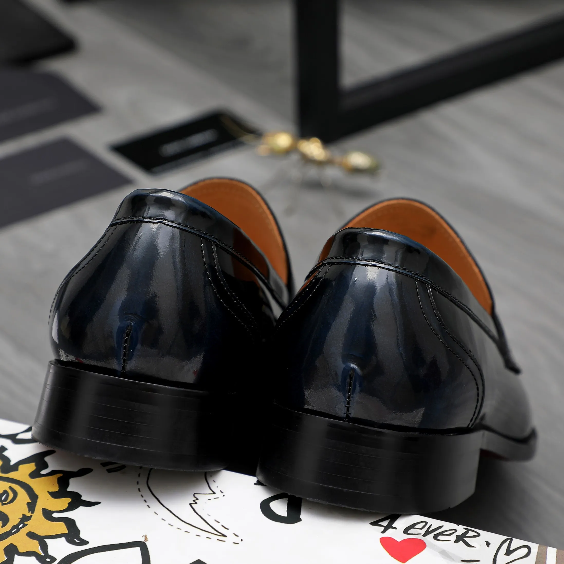 Men's shoes 💰500 Product trademark: DG (Dolce & Gabbana) business casual leather shoes Regular size: 38-45 (45 is custom-made and non-returnable) Product materials: Selected pearlescent polished cowhide upper, cowhide lining, original outsole